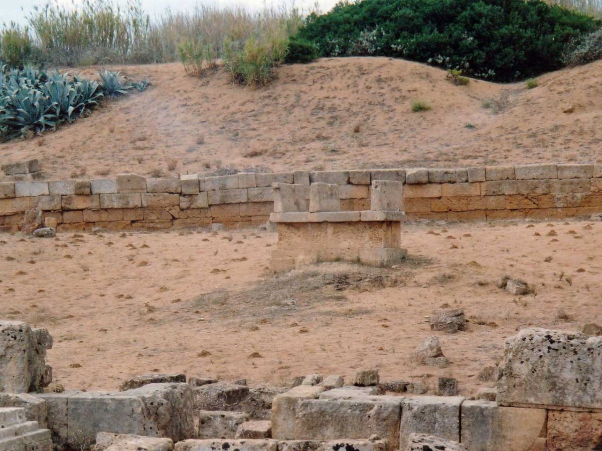 Bωμός του ναού της Δήμητρας Μαλοφόρου, στον Σελινούντα της Σικελίας.