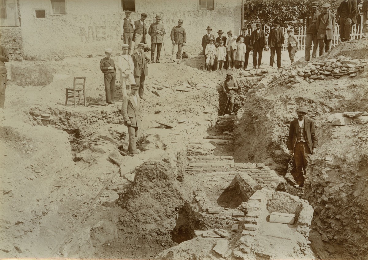 Η πρώτη ανασκαφή της Αρχαιολογικής Υπηρεσίας στη σημερινή οδό Εθνικής Αμύνης, Αύγουστος 1913. © Αρχείο της Εν Αθήναις Αρχαιολογικής Εταιρείας.