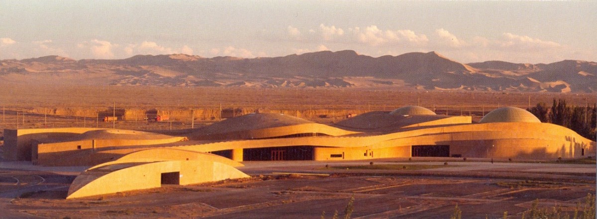 Ένα συνέδριο ανάμεσα στους αμμόλοφους του Dunhuang και στις σπηλιές Mogao