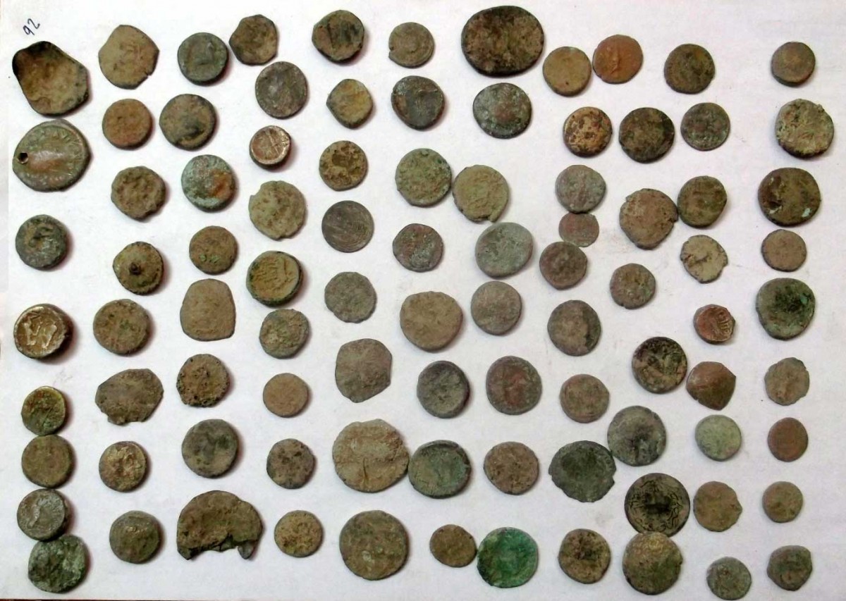 Μέρος των αρχαίων αντικειμένων που εντοπίστηκαν και κατασχέθηκαν σε περιοχή της Δράμας (φωτ. Ελληνική Αστυνομία).