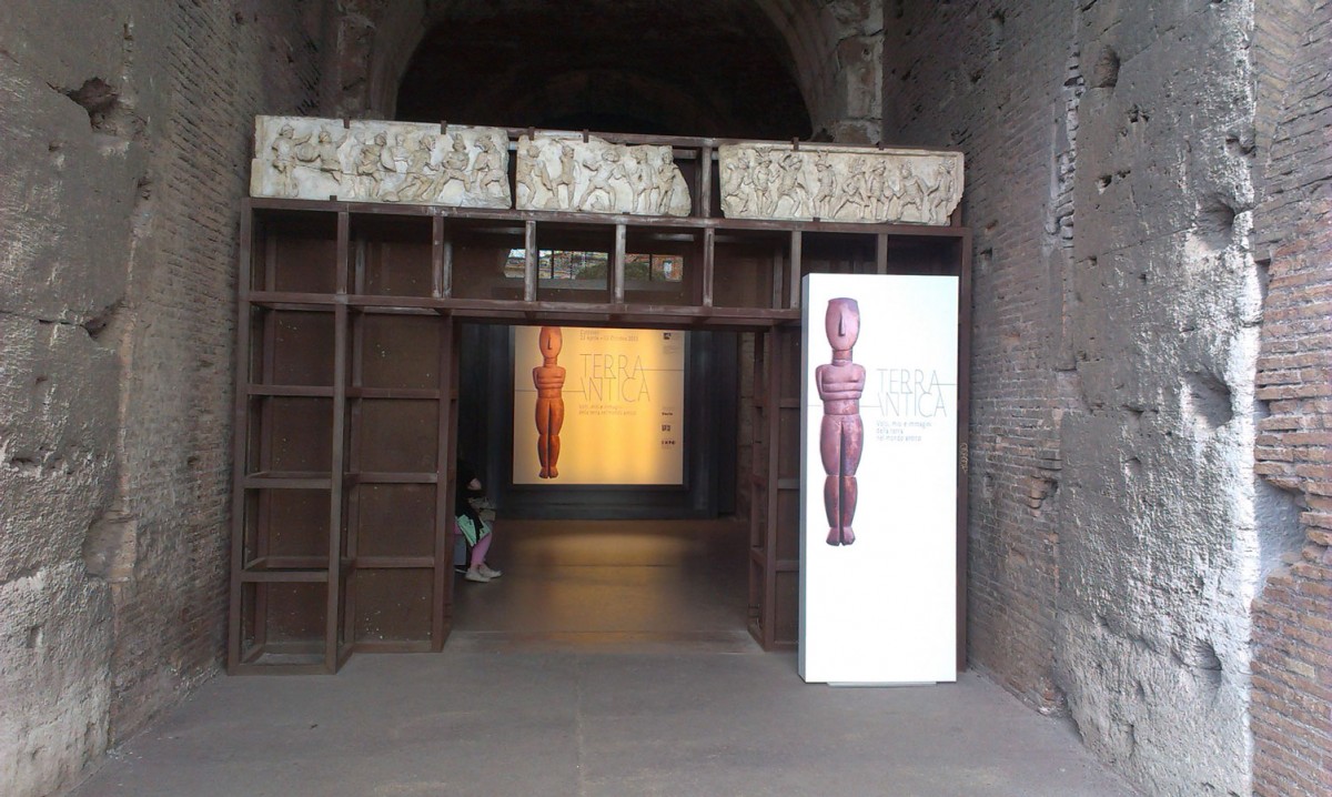 Η είσοδος της έκθεσης                                                                                        «TerrAntica; Volti, miti e immagini della terra nel mondo antico» στο Κολοσσαίο της Ρώμης.