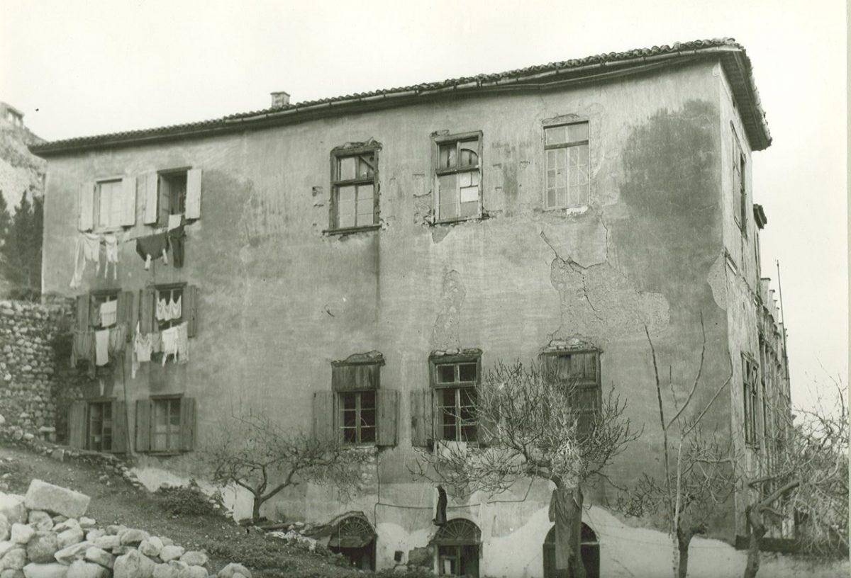 Η ανατολική πλευρά του κτηρίου τη δεκαετία του 1960. Φωτ.: Κ. Μεγαλοκονόμος. Φωτογραφικό Αρχείο Μουσείου Ιστορίας Πανεπιστημίου Αθηνών. 