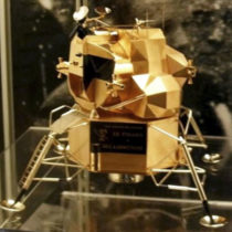Μια χρυσή σεληνάκατος κλάπηκε από το μουσείο του Νιλ Άρμστρονγκ