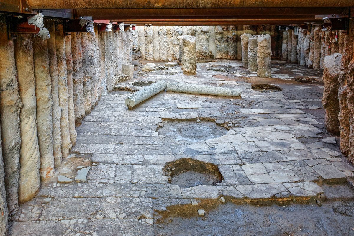 Σταθμός Αγίας Σοφίας, Νότια Είσοδος. Μαρμαρόστρωτη πλατεία (φωτ.: ΥΠΠΟΑ).