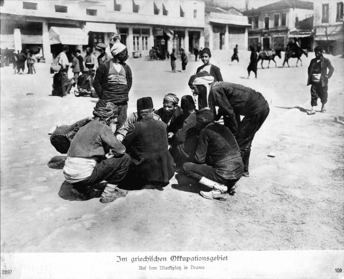 Σκηνή από την πλατεία της Δράμας, δεκαετία 1910. Αρχείο Ευστράτιου Γ. Κασμερίδη.