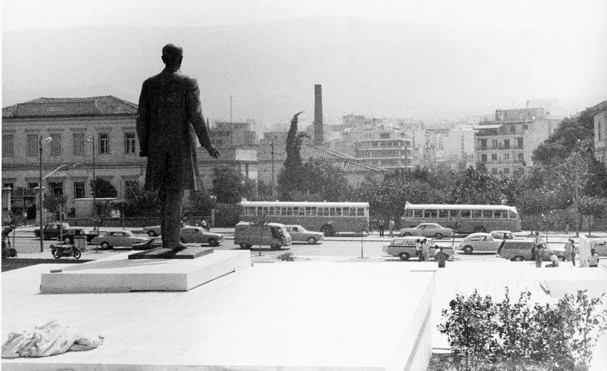Η πρωτοβουλία ανέγερσης ανδριάντα του Ελευθερίου Βενιζέλου στην Αθήνα εκφράστηκε το 1936, αμέσως μετά το θάνατό του.