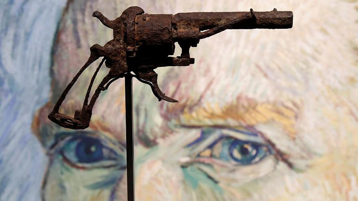 Το «διασημότερο όπλο στην ιστορία της τέχνης», το ρεβόλβερ του Βαν Γκογκ, βρέθηκε γύρω στο 1960 από τον καλλιεργητή ενός χωραφιού και παραδόθηκε στους γονείς του σημερινού ιδιοκτήτη του πανδοχείου του Ραβού. 