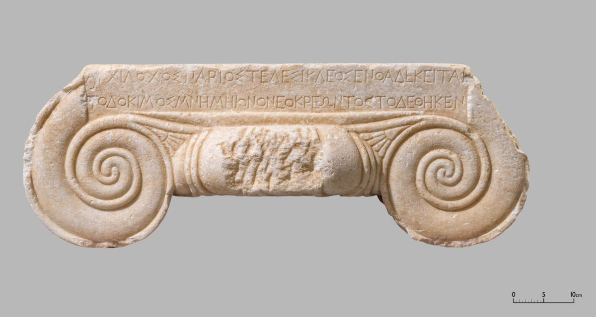 Ενεπίγραφο κιονόκρανο, Πάρος, 525-500 π.Χ. © ΥΠΠΟΑ Εφορεία Αρχαιοτήτων Κυκλάδων (φωτ.: Ο. Κουράκης).