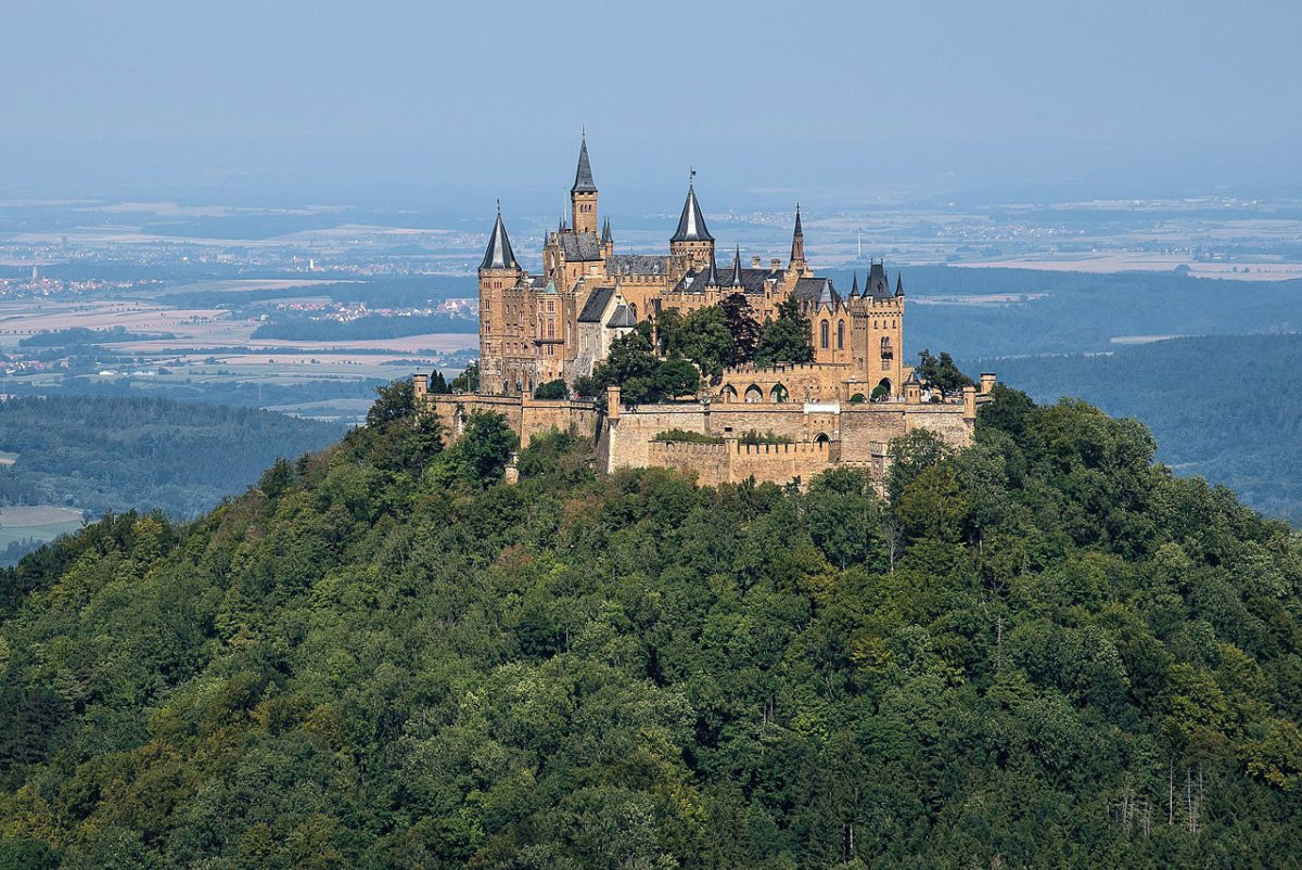 Το κάστρο του οίκου των Χοεντσόλερν (φωτ.: Βικιπαίδεια).