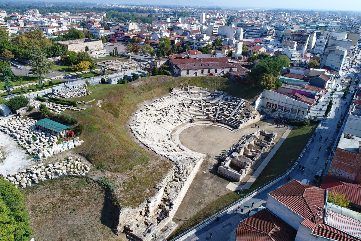 Το αρχαίο θέατρο της Λάρισας από τα νότια (φωτ.: ΥΠΠΟΑ).