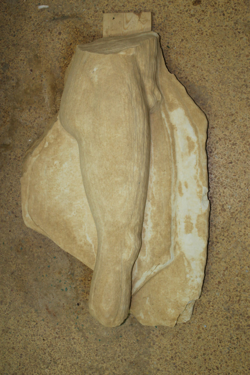 Κάτω τμήμα επιτύμβιας στήλης με γυμνό νέο (τέλος 5ου αι. πΧ.).