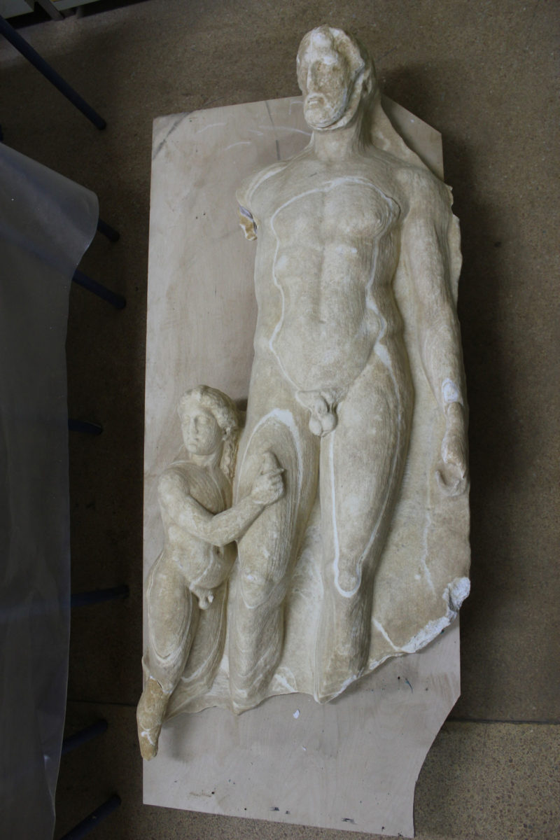 Επιτύμβια στήλη με παράσταση αφηρωϊσμένου άνδρα με τον δούλο του ( 4ου αι. π.Χ.).