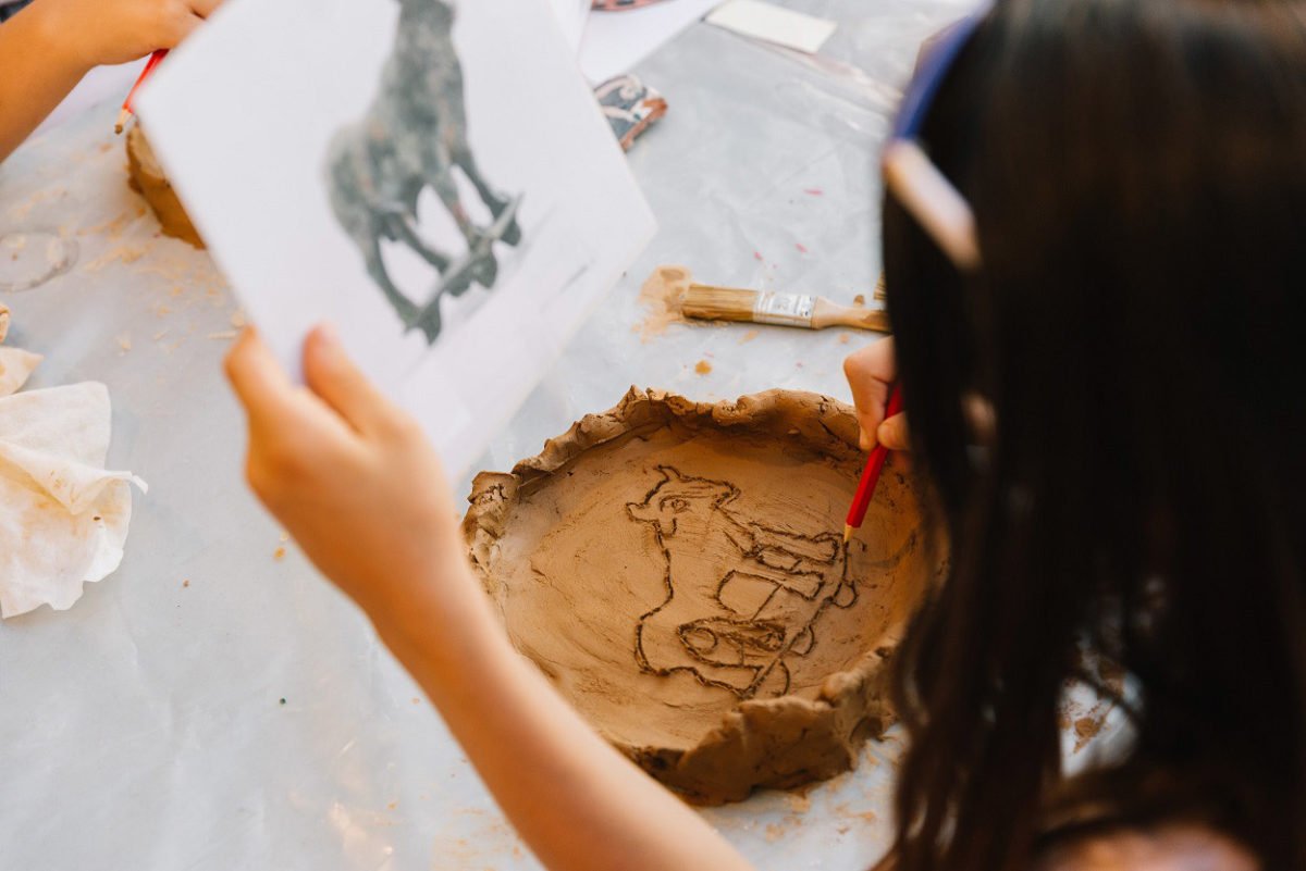 Στόχος του προγράμματος ήταν να καλλιεργήσει τη δημιουργικότητα των παιδιών εστιάζοντας στο διάλογο ανάμεσα στα αρχαία αντικείμενα από πηλό και στα μοντέρνα κεραμικά του Πικάσο (φωτ.: Πάρις Ταβιτιάν, © Μουσείο Κυκλαδικής Τέχνης).
