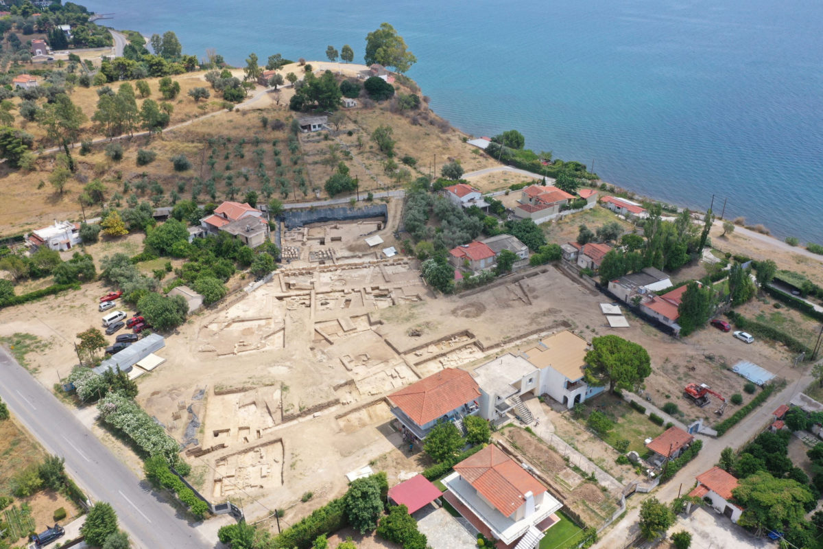 Αεροφωτογραφία του χώρου ανασκαφής στα Παλαιοχώρια Αμαρύνθου (φωτ.: ΥΠΠΟΑ).