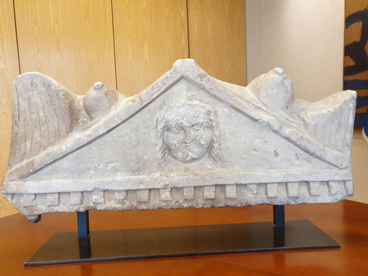 Στο κέντρο του αετώματος, μέσα στο ανάγλυφο πλαίσιο, υπάρχει ανάγλυφη αποτροπαϊκή μορφή Μέδουσας (Γοργόνειον). Φωτ.: Τμήμα Αρχαιοτήτων Κύπρου.