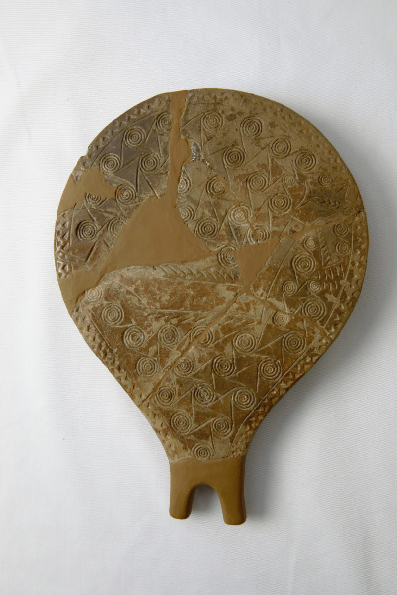 Τηγανόσχημο σκεύος από πηλό (ΕΑΜ Π 6177.1) 2800-2300 π.Χ.: Πρωτοκυκλαδική ΙΙ περίοδος. Σύρος, νεκροταφείο Χαλανδριανής (Φωτογραφικό Αρχείο Εθνικού Αρχαιολογικού Μουσείου).