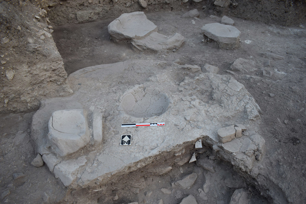 Χαλκολιθική οικία με εστία, λεκάνη και εργαλεία (φωτ.: Τμήμα Αρχαιοτήτων Κύπρου).