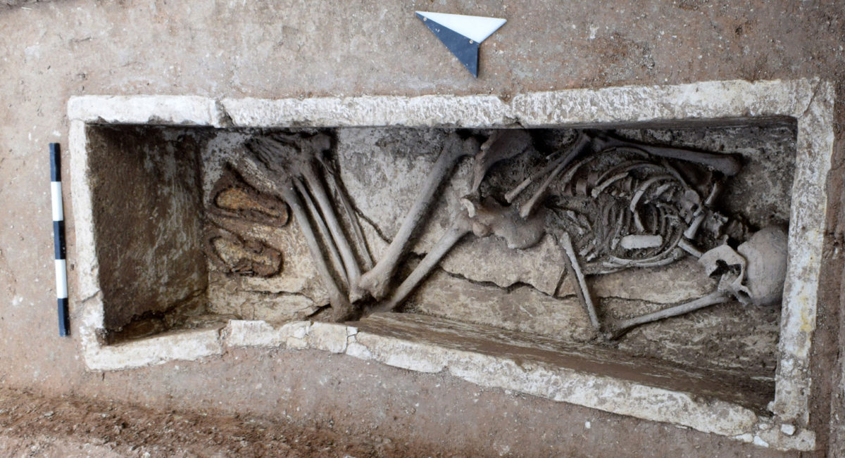 Ταφή εξωτερικά του Ηρώου, κτερισμένη με τα σανδάλια του νεκρού (5ος αι. π.Χ.). Φωτ.: ΥΠΠΟΑ.