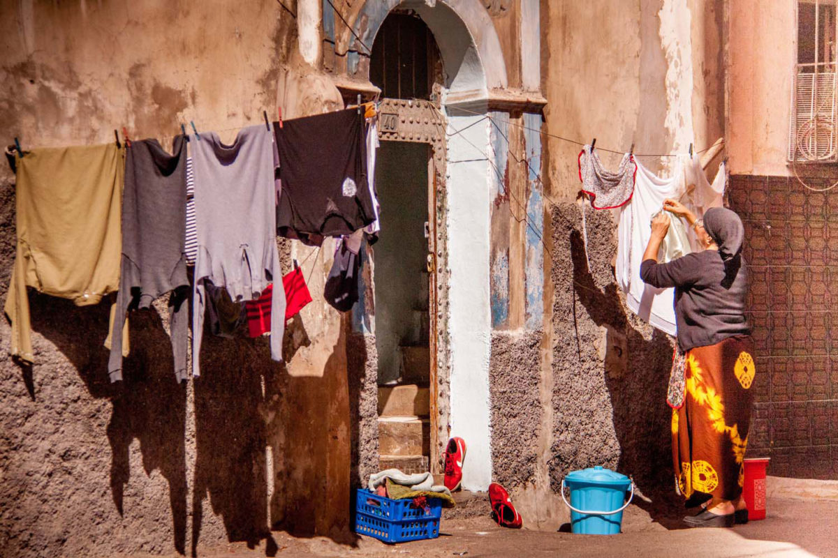 Το άπλωμα των ρούχων στο δρόμο αποτελεί μια χαρακτηριστική σκηνή στην παλιά πόλη της Καζαμπλάνκας. Φωτογραφία της Μελίτας Βαγγελάτου.