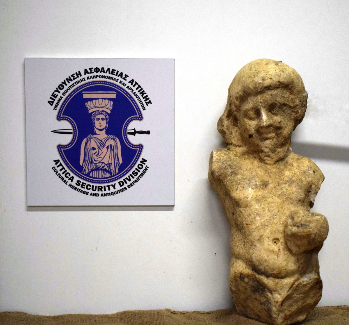 τμήμα μαρμάρινου αγάλματος της Αρχαϊκής περιόδου που κατασχέθηκε στη Μεσσηνία (φωτ.: Ελληνική Αστυνομία).