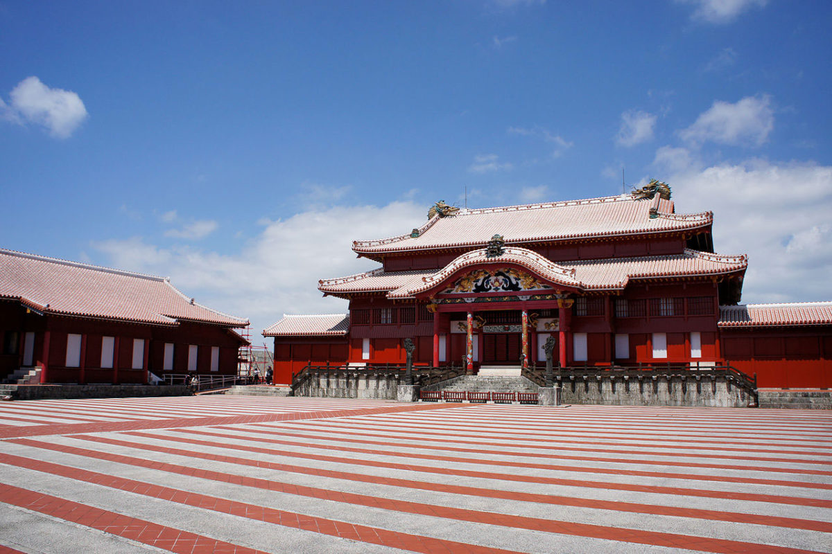 Το κάστρο του Σούρι, ένα δημοφιλές τουριστικό αξιοθέατο, αποτελούσε την καρδιά ενός συγκροτήματος το οποίο είχε κατασκευαστεί την εποχή της ανεξάρτητης αυτοκρατορίας Ryukyu και χρησιμοποιούνταν από τον 15ο αιώνα.