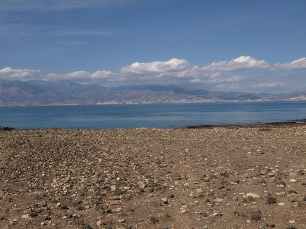 Η Κρήτη όπως φαίνεται από τη νησίδα Χρυσή (φωτ.: ΥΠΠΟΑ).