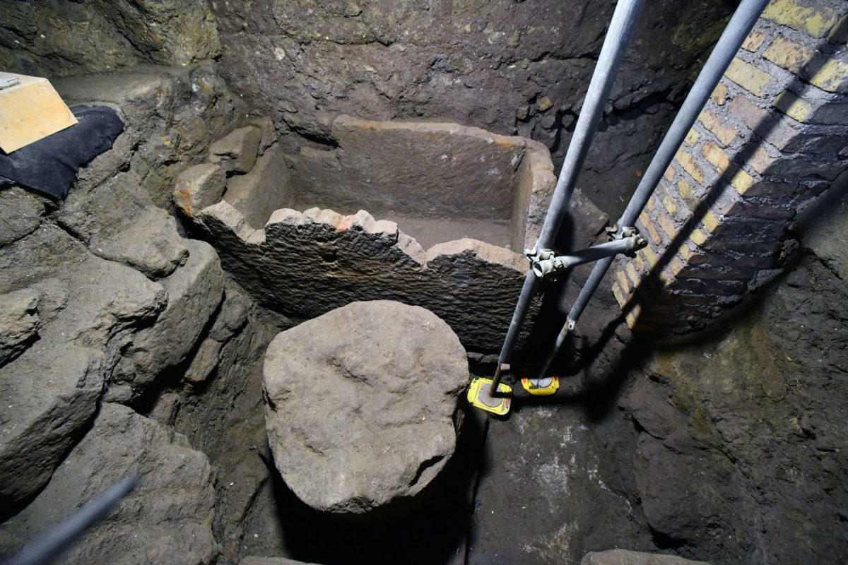 Πρόσφατες έρευνες έφεραν στο φως μία σαρκοφάγο από πορώδες πέτρωμα (τόφο), μήκους 1,40 μ., που συνδέεται με ένα κυκλικό στοιχείο – πιθανόν βωμό (φωτ.: Parco Colosseo).