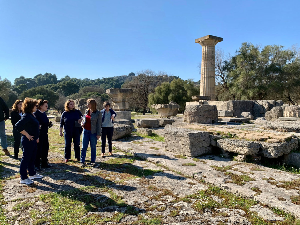 Η Υπουργός Πολιτισμού και Αθλητισμού με τα στελέχη του ΥΠΠΟΑ στην Ολυμπία (φωτ.: ΥΠΠΟΑ).