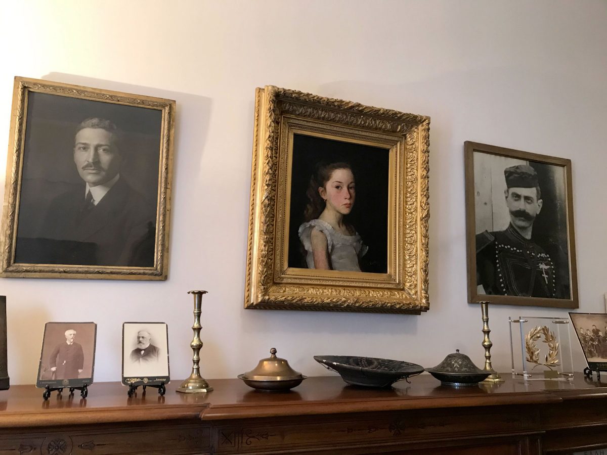 Πορτρέτα του Ίωνα Δραγούμη, της κας Ναταλίας Ιωαννίδη και του Παύλου Μελά, στην οικία της κας Ναταλίας Ιωαννίδη (φωτ.: ΥΠΠΟΑ).