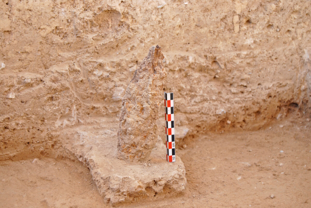 Σιδερένια αιχμή κάθετα τοποθετημένη, προσφορά στη λατρευόμενη θεότητα. 710-700 π.Χ. Φωτ.: ΥΠΠΟΑ.
