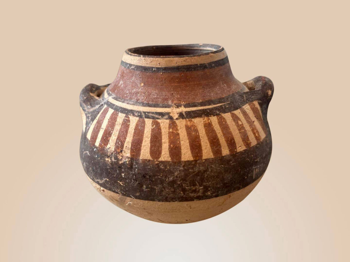 O πήλινος μικρογραφικός στάμνος της Δίχρωμης κεραμικής που χρονολογείται στην Κυπρο-Αρχαϊκή Ι περίοδο (750-600 π.Χ.). Φωτ.: Τμήμα Αρχαιοτήτων Κύπρου.