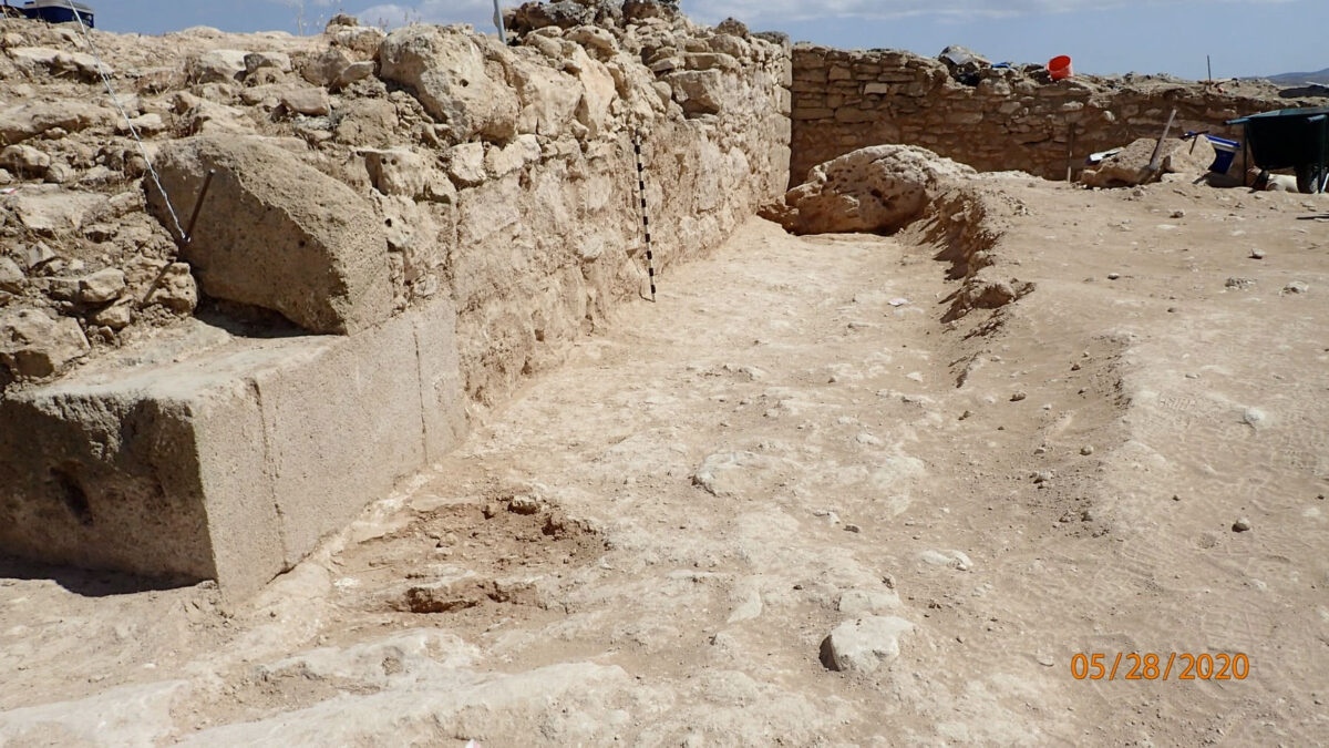Η εξωτερική όψη του πύργου είναι επενδυμένη με πελεκητούς λίθους, τοποθετημένους οριζόντια, όπως και με καλοπελεκημένους ακρογωνιαίους λίθους (φωτ.: Τμήμα Αρχαιοτήτων Κύπρου).
