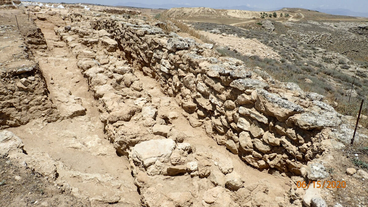 Τοίχος από ακατέργαστους λίθους που ανήκει σε παλαιότερη φάση της οχύρωσης (φωτ.: Τμήμα Αρχαιοτήτων Κύπρου).