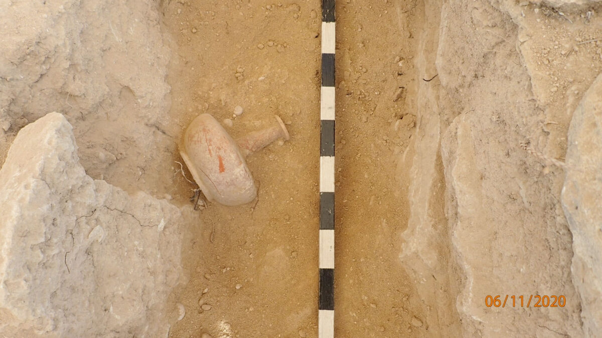 Λάγυνος με ερυθρό επίχρισμα που βρέθηκε σε αποθέτη κατασκευασμένο από κάθετα τοποθετημένες πέτρες, μαζί με άλλα τέσσερα ακέραια αγγεία της Ελληνιστικής περιόδου (φωτ.: Τμήμα Αρχαιοτήτων Κύπρου).