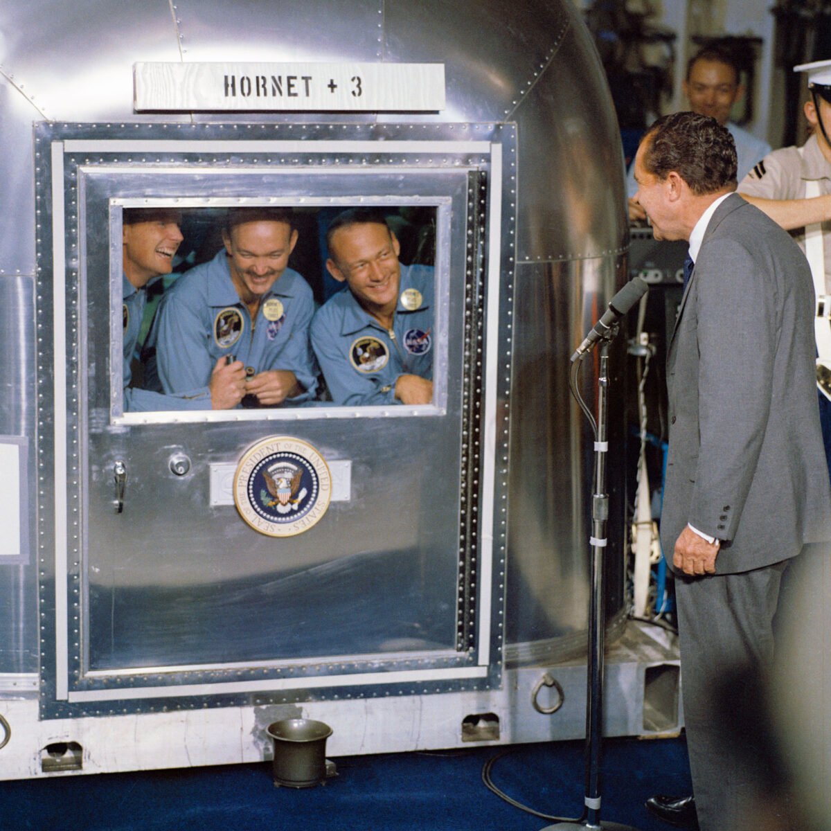 Ο πρόεδρος Νίξον χαιρετά τους αστροναύτες της αποστολής Απόλλων 11, οι οποίοι μετά την επιστροφή τους στη Γη είχαν μπει σε καραντίνα για να εξασφαλιστεί πως δεν μετέφεραν εξωγήινους μικροοργανισμούς που μπορεί να αποδεικνύονταν μοιραίοι για την ανθρωπότητα (φωτ.: NASA on The Commons / Commons.wikimedia.org). 