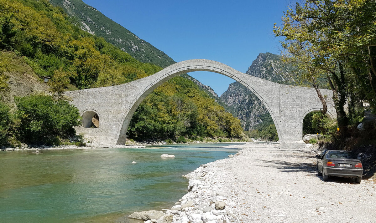 To Γεφύρι της Πλάκας αποκατεστημένο (φωτ.: ΥΠΠΟΑ).