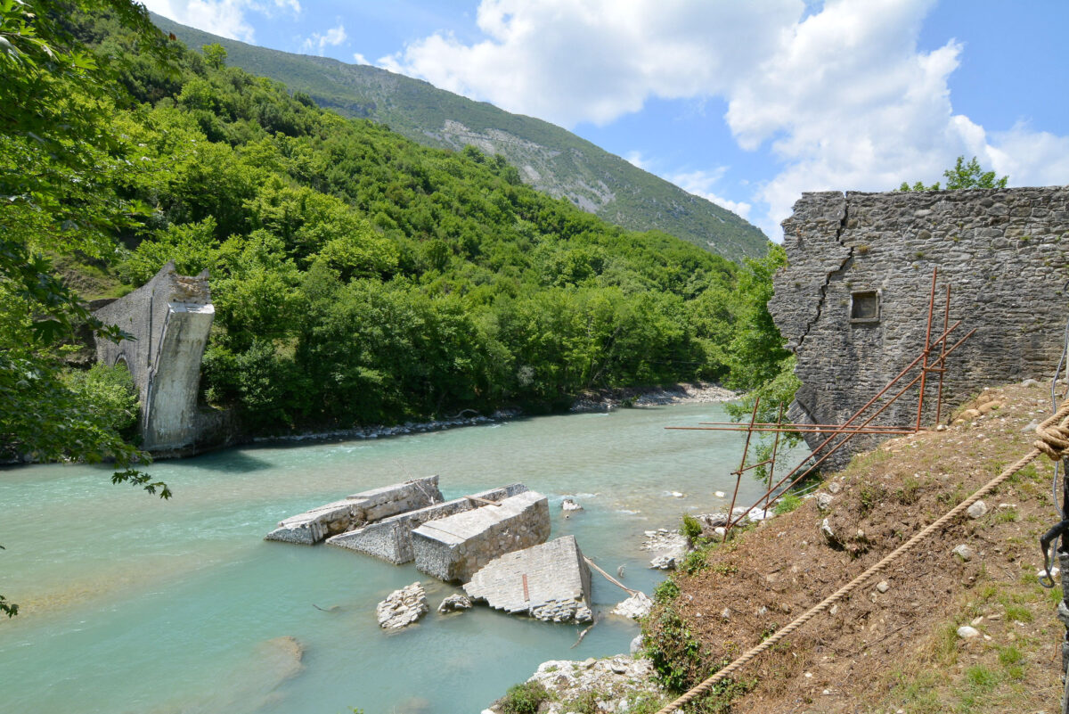 To Γεφύρι της Πλάκας μετά την κατάρρευση (φωτ.: ΥΠΠΟΑ).