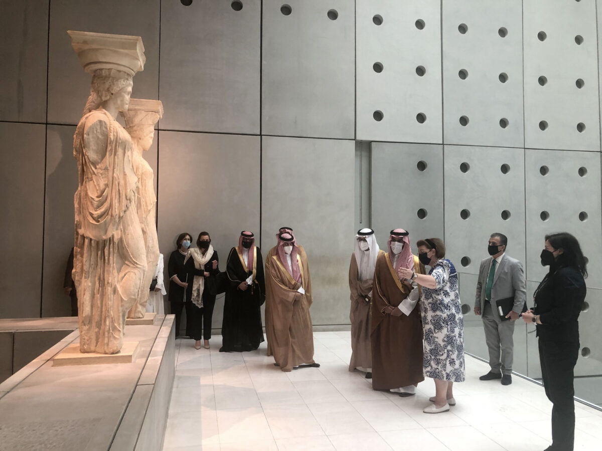 H Υπουργός Πολιτισμού και Αθλητισμού Λίνα Μενδώνη και ο Υπουργός Πολιτισμού της Σαουδικής Αραβίας, Πρίγκιπας Badr bin Abdullah bin Mohammed bin Farhan Al Saud, στο Μουσείο Ακρόπολης (φωτ.: ΥΠΠΟΑ).