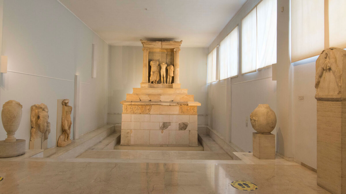 Αρχαιολογικό Μουσείο Πειραιά, Αίθουσα 8. Το εντυπωσιακό μνημείο των Ιστριανών μετοίκων μάς δίνει μια εικόνα για τον πλούτο και την ευημερία των μετοίκων που ζούσαν στην Αθήνα, 4ο αι. π.Χ. (φωτ.: ΑΠΕ-ΜΠΕ).