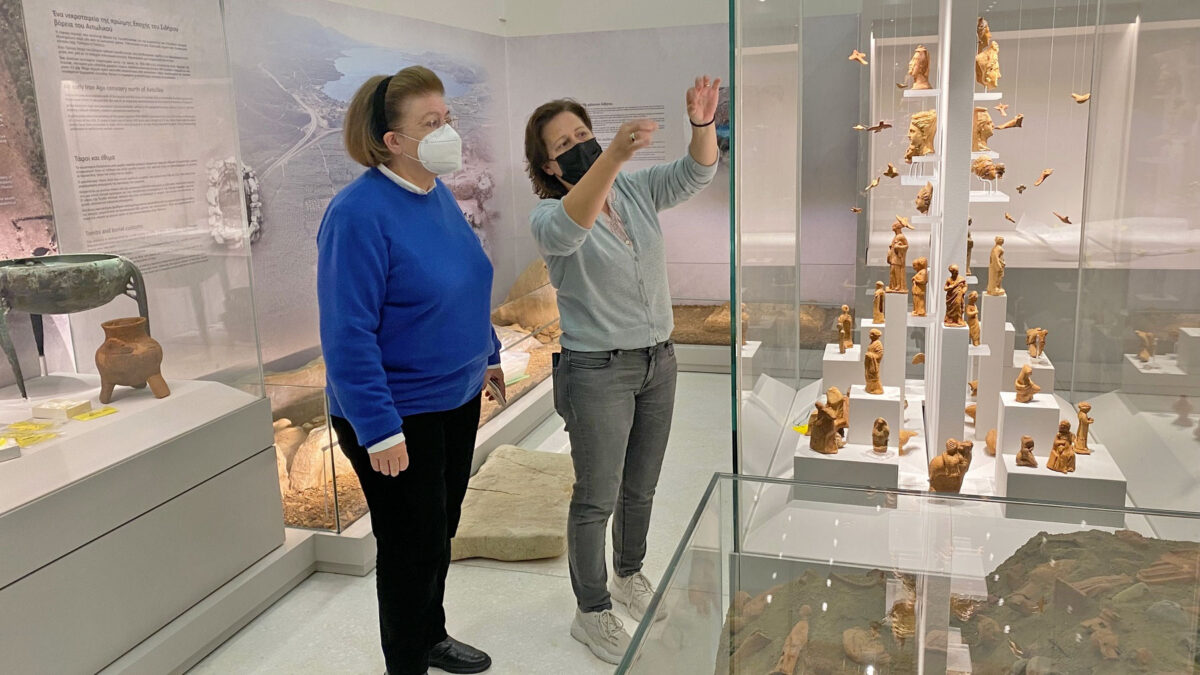 Η Λίνα Μενδώνη και η Ολυμπία Βικάτου στο Ξενοκράτειο Αρχαιολογικό Μουσείο Μεσολογγίου (φωτ.: ΥΠΠΟΑ).
