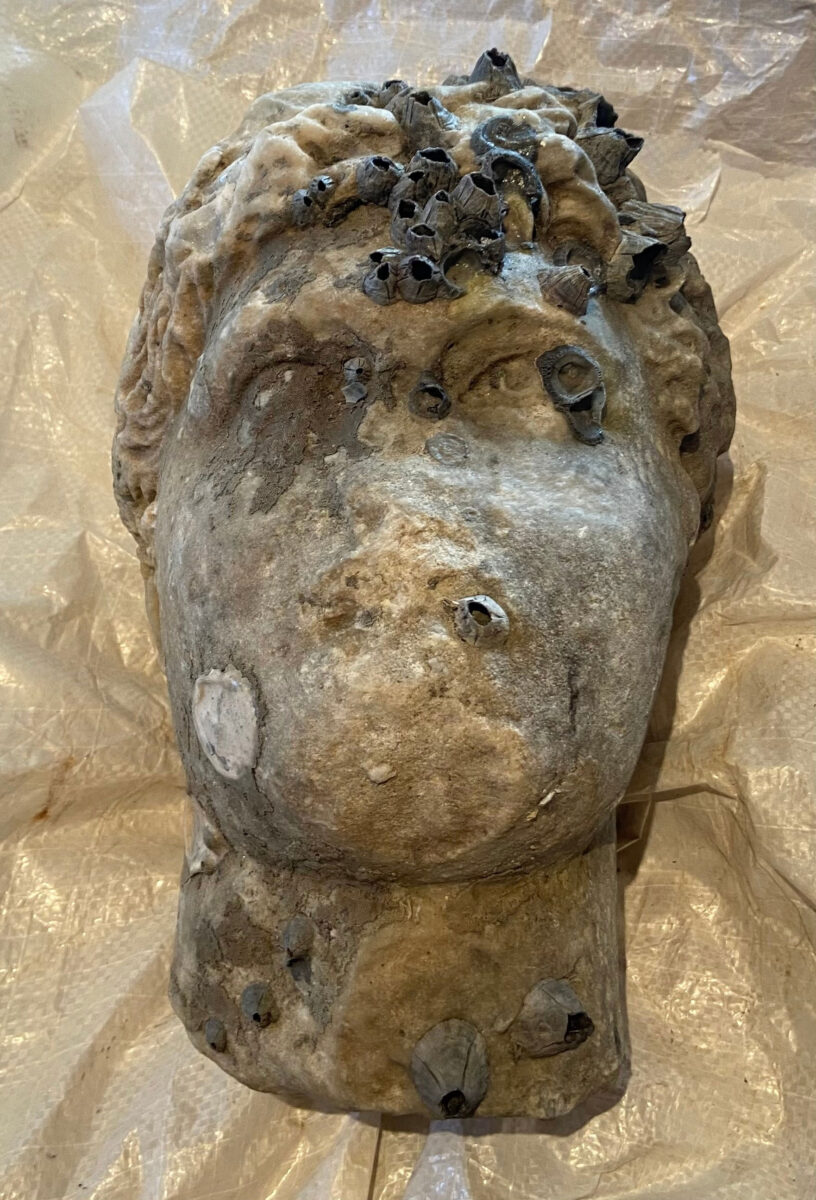 Κεφαλή αγάλματος ρωμαϊκών χρόνων που ανασύρθηκε από τη θαλάσσια περιοχή της Πρέβεζας, σε βάθος περίπου 10 μέτρων (φωτ.: ΥΠΠΟΑ).