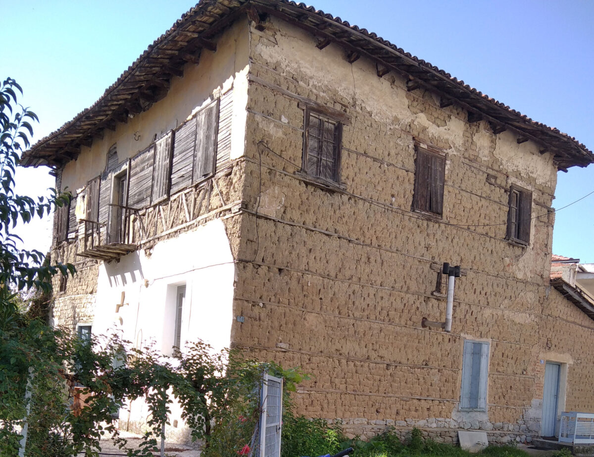 Οικία κατασκευασμένη από ωμές πλίνθους στην περιοχή της Καρδίτσας (φωτ.: ΑΠΕ-ΜΠΕ).