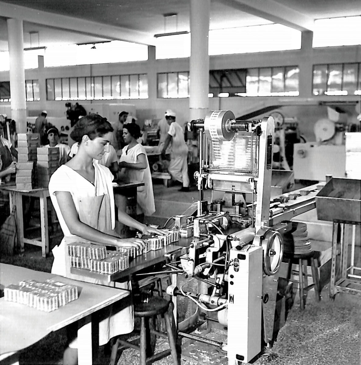 Μηχάνημα συσκευασίας στο εργαστάσιο της Αθήνας, 1961.
