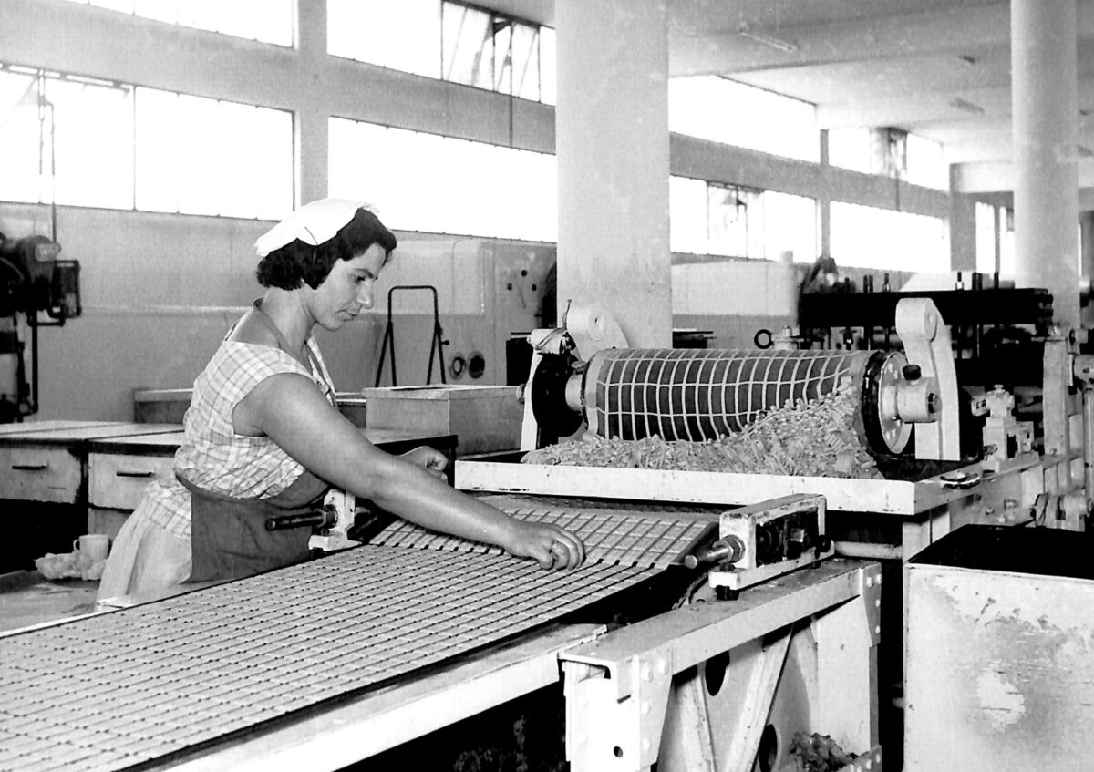 Ποιοτικός έλεγχος μπισκότων Μιράντα στο εργοστάσιο της Αθήνας, 1965.