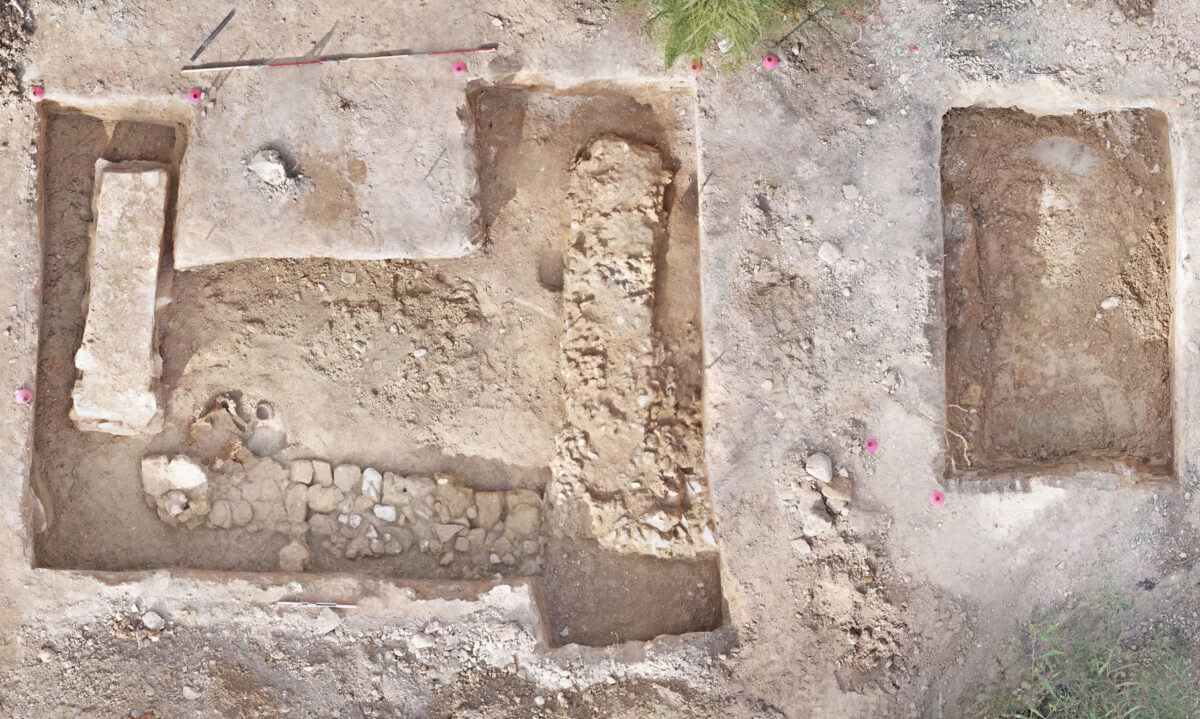Εικ. 1. Αρχαίο Κίτιον. Γενική όψη ανατολικού τμήματος νεωρίων. Στα αριστερά: η βάση κολόνας που ανήκει στην ανατολική σειρά της 7ης ράμπας (A. Rabot). Πηγή εικόνας: Τμήμα Αρχαιοτήτων Κύπρου.