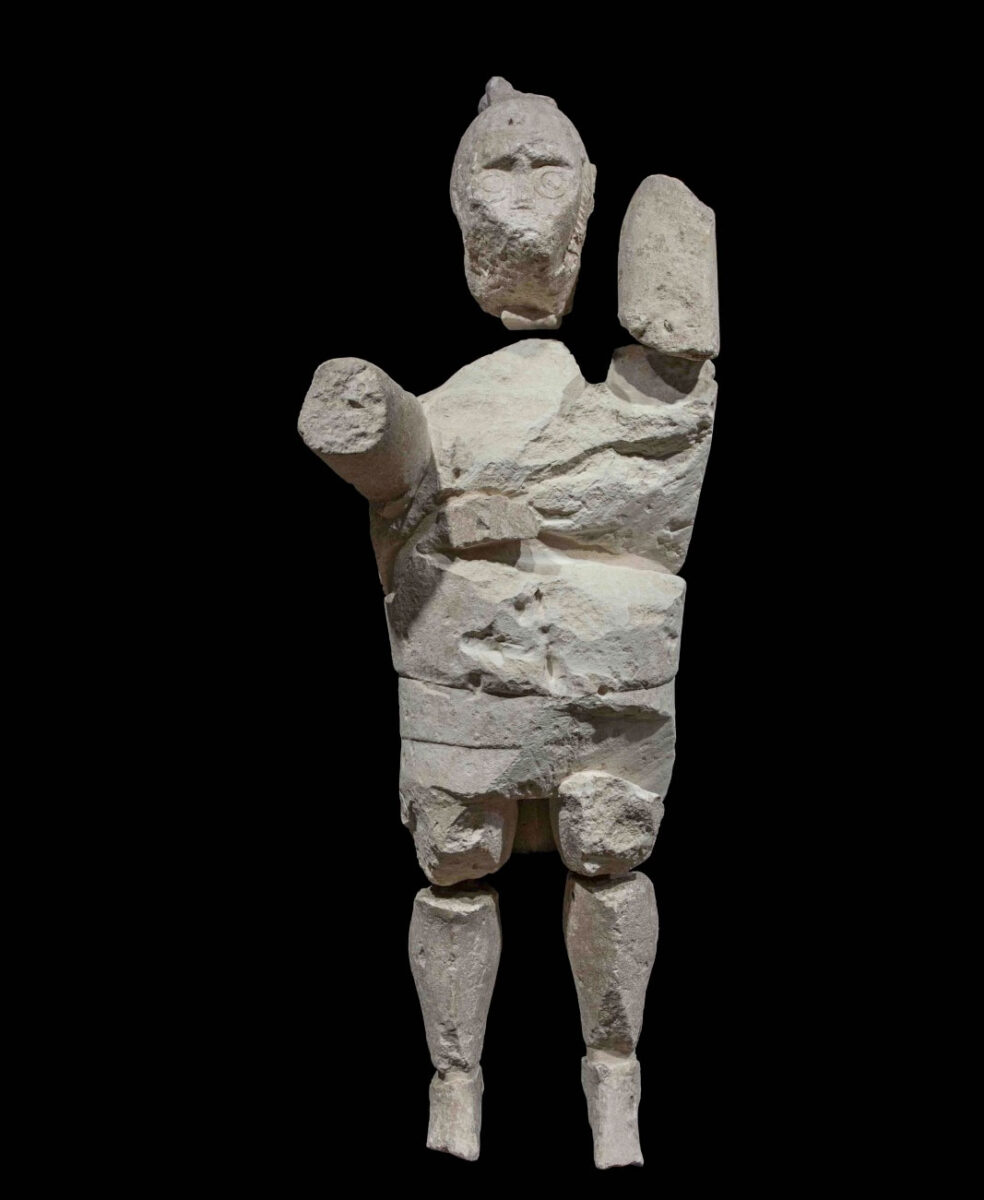 Άγαλμα πυγμάχου, Νεκρόπολη του Mont’e Prama, Πρώιμη Εποχή του Σιδήρου, ασβεστόλιθος. Κάλιαρι, Εθνικό Αρχαιολογικό Μουσείο (πηγή εικόνας: Αρχαιολογικό Μουσείο Θεσσαλονίκης).