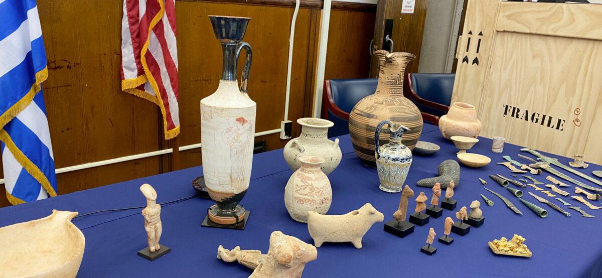 Τα αρχαία αντικείμενα που επιστρέφουν στην Ελλάδα, στην Εισαγγελία της Ν. Υόρκης (φωτ.: ΥΠΠΟΑ).