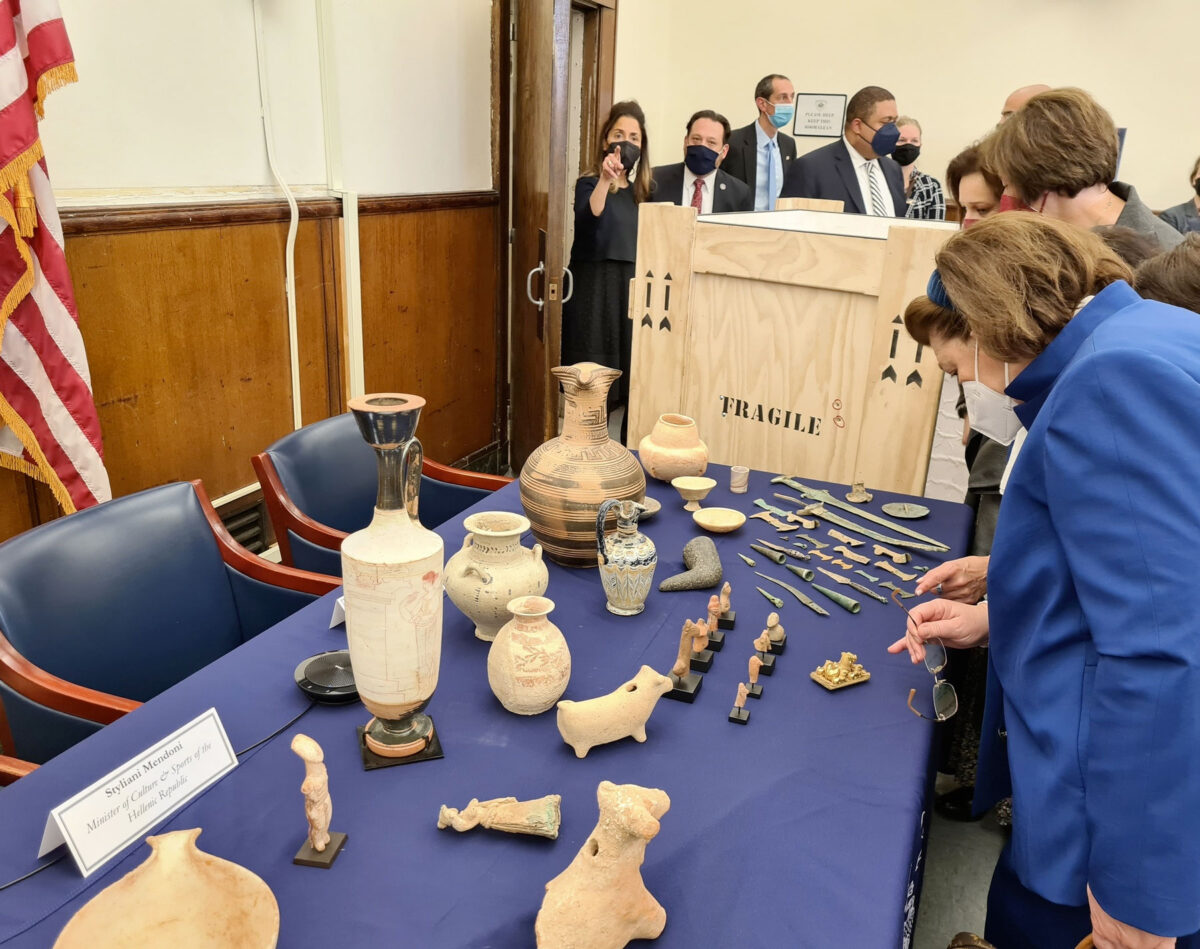 Η υπουργός Πολιτισμού Λίνα Μενδώνη εξετάζει τα αντικείμενα στην Εισαγγελία της Ν. Υόρκης (φωτ.: ΥΠΠΟΑ).