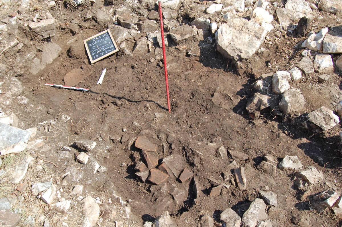 Ανασκαφή στο δάπεδο της οικίας 2. Θραυσμένοι πίθοι (φωτ.: ΑΠΕ-ΜΠΕ / Μελίνα Παϊσίδου).