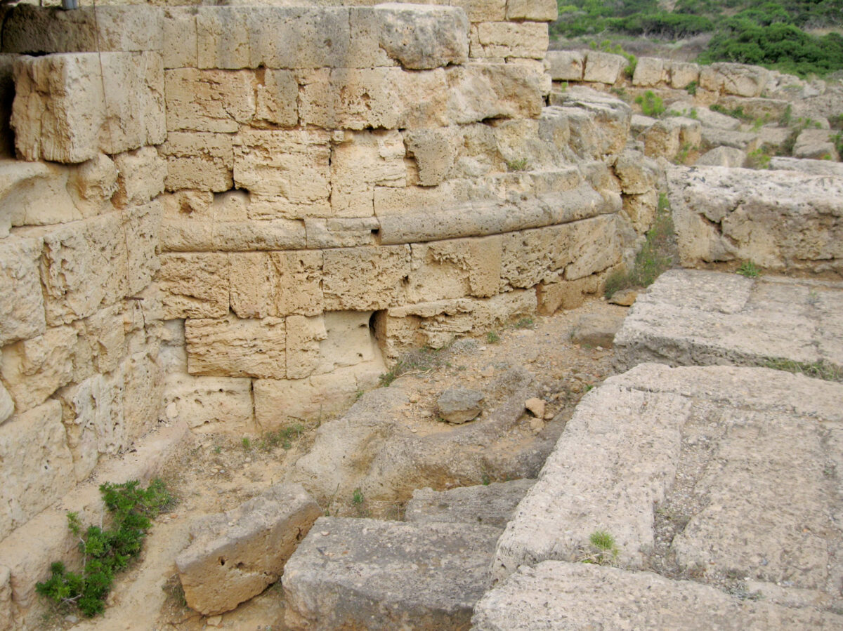 Αρχαία Φαλάσαρνα: Άποψη των τειχών του λιμανιού (φωτ.: Wikimedia Commons).